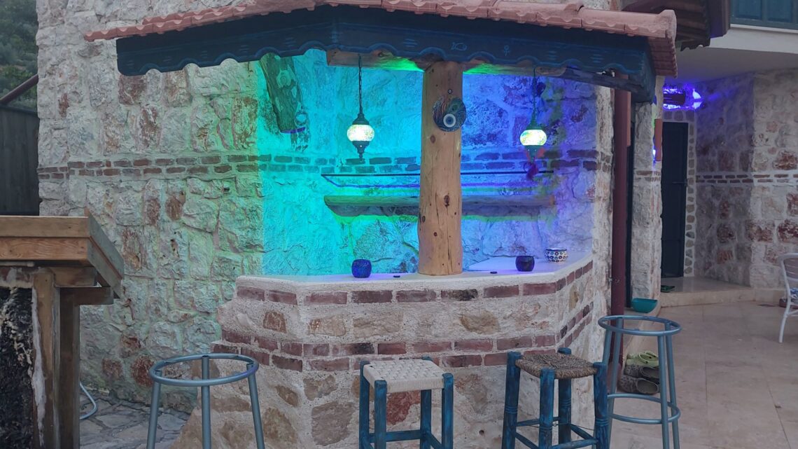Wunschumsetzung des Auftraggebers. Eine Poolbar die sich an die Architektur der Villa anschmiegt.