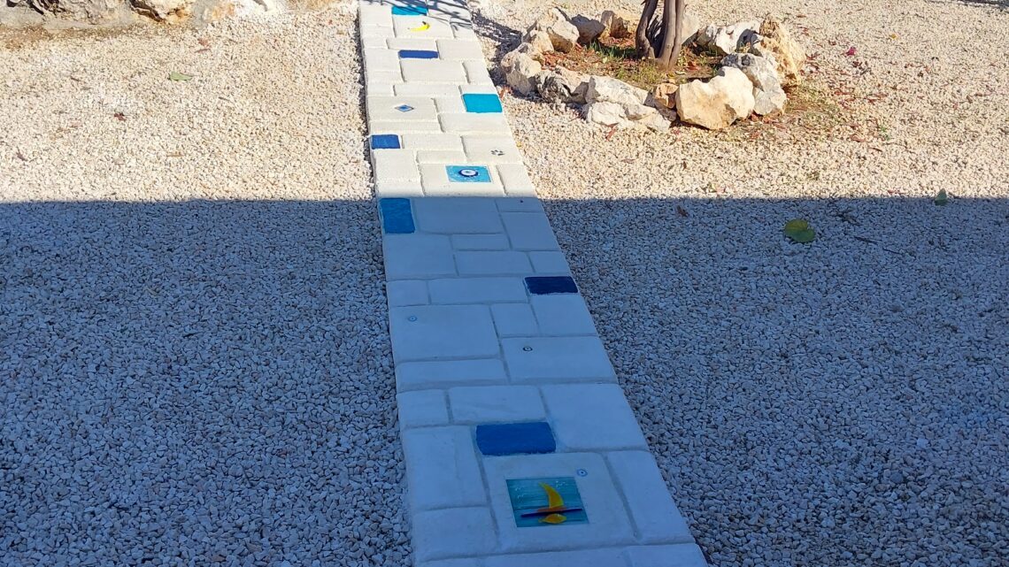 Weg aus Weißen Beton mit Glasfliesen