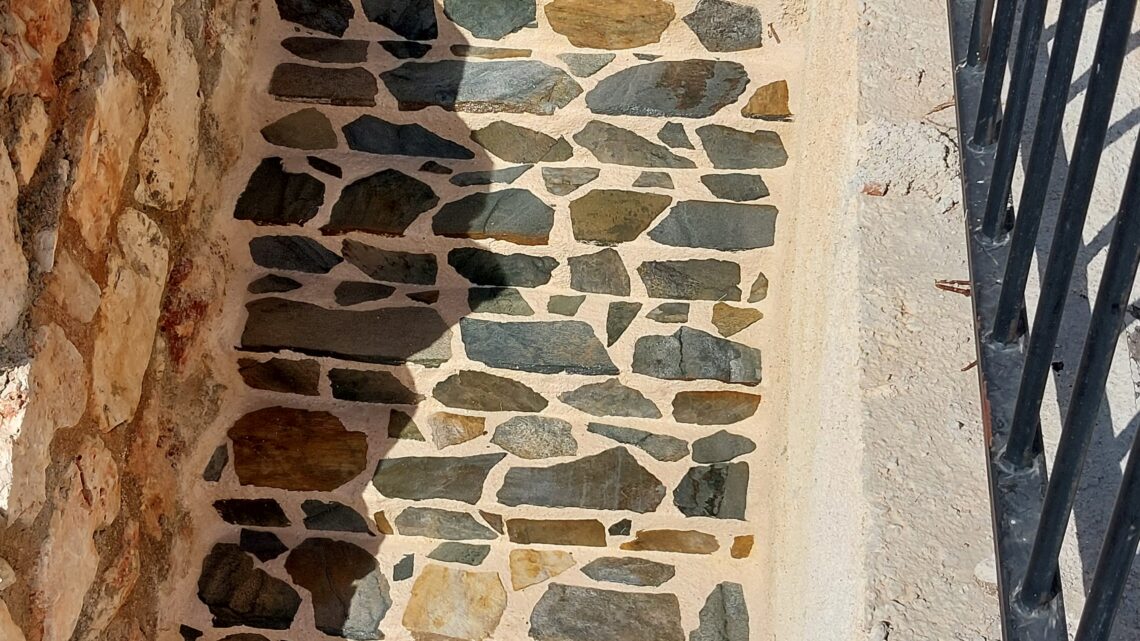 Naturstein Weg und Treppe in Mörtelbett verlegt und mit Weißen Mörtel verfugt und Epoxy Harz versiegelt